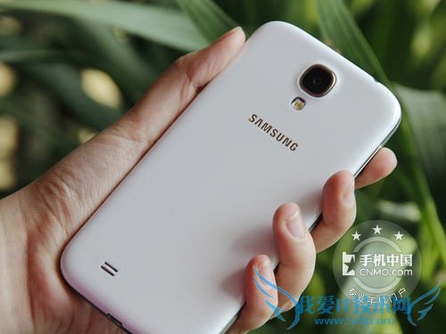 图为 三星 GALAXY S4 背面