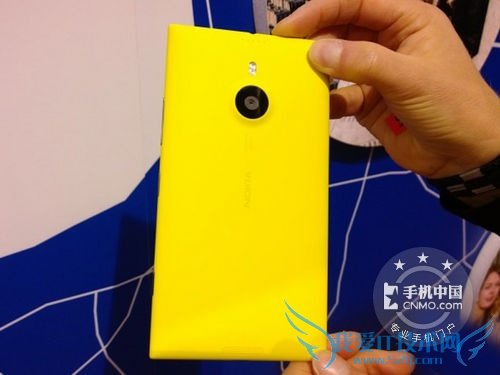 图为:诺基亚Lumia 1520 手机背面