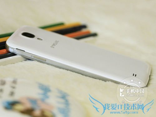 图为 三星 GALAXY S4侧面