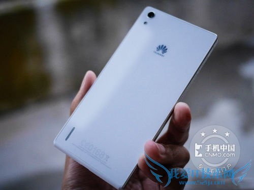 图为:华为Ascend P7(联通TD-LTE版)手机背面