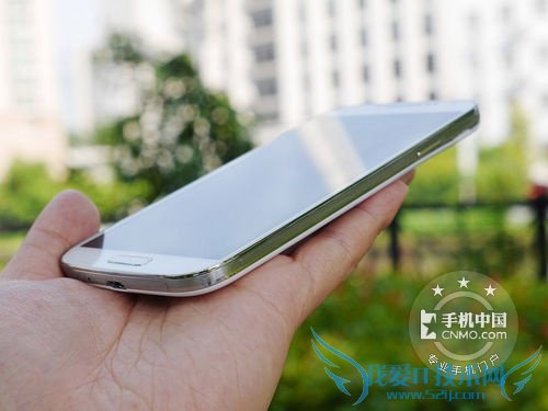 图为 三星 GALAXY S4 侧面