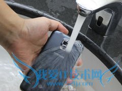 图为 三星GALAXY S5 防水性能测试