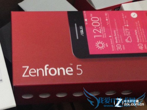 图为 华硕ZenFone 5