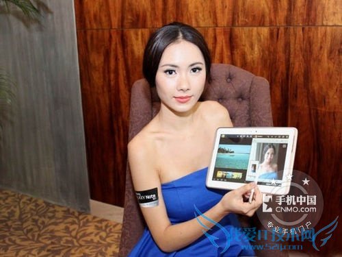 图为 三星 N8000 正面