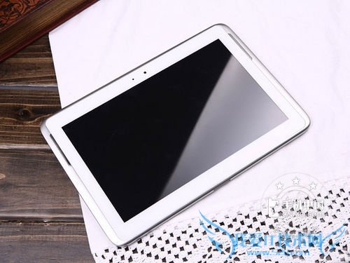 图为 三星 N8000 正面