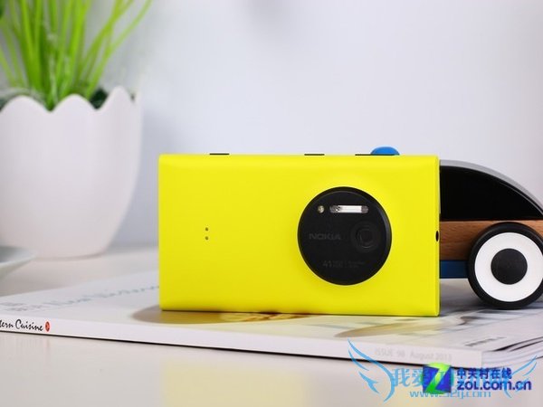 图为32GB版诺基亚 Lumia 1020