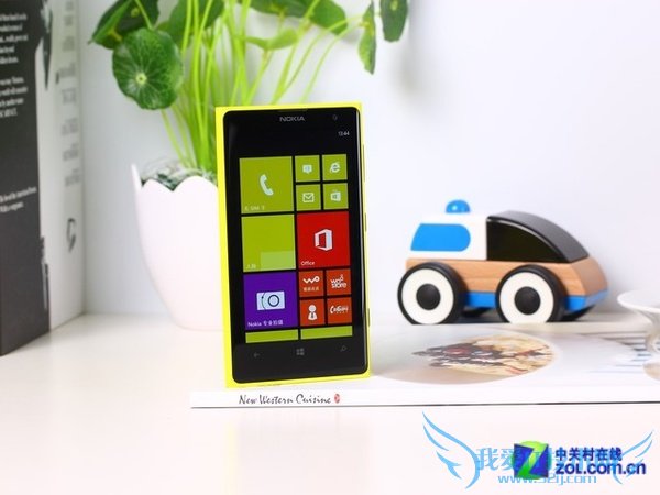 图为32GB版诺基亚 Lumia 1020