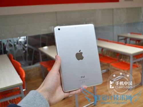 图为 苹果iPad mini背面