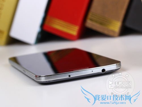 图为三星I9200 侧面