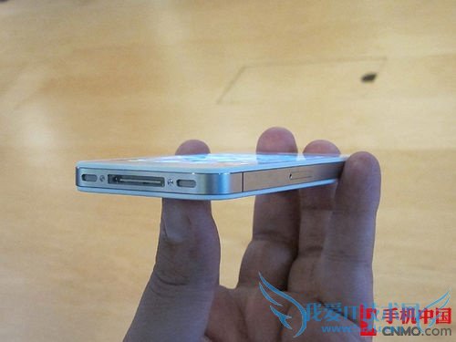 图为 苹果iPhone 4s 侧面