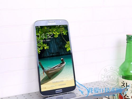 图为三星I9200 正面