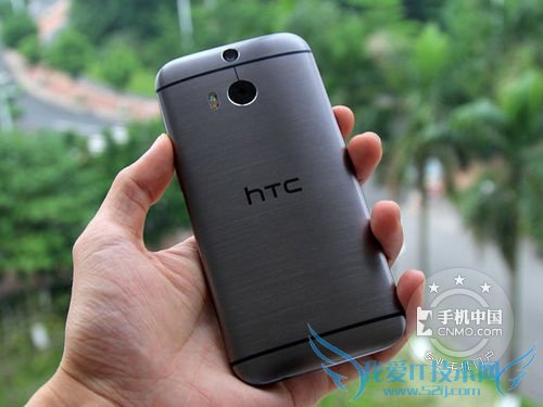 图为 HTC One M8t 背面