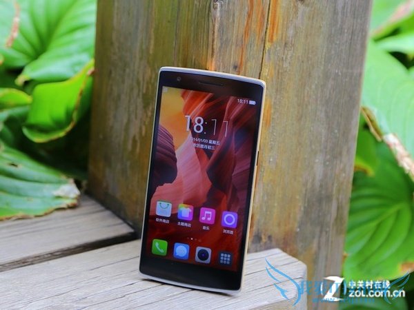 图为 一加手机竹质限量版