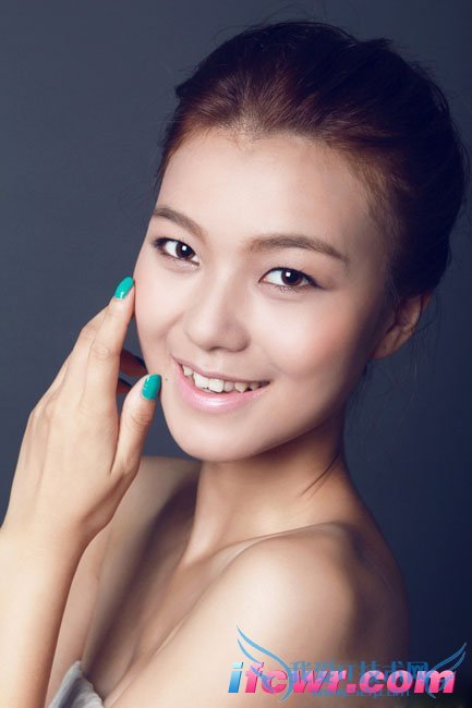 �ǳ�����Ů�α���ϼ��Ƭ