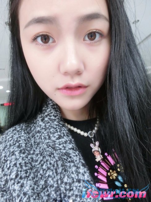 �ǳ�����Ů�α���ϼ��Ƭ