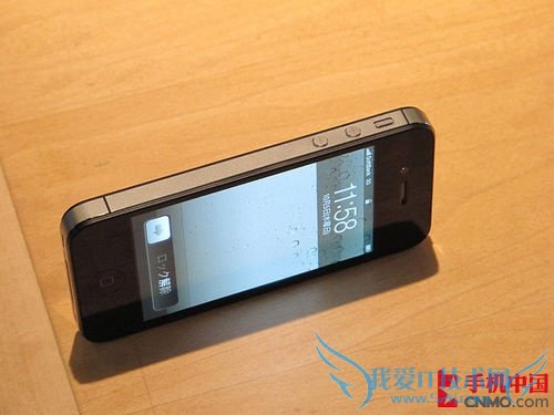 图为 苹果iPhone 4s 侧面