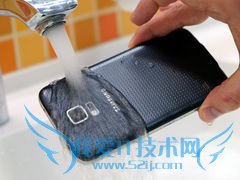 图为 三星GALAXY S5 细节和防水性能测试