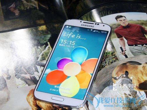图为 三星 GALAXY S4 正面