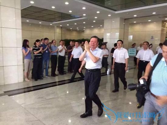 这是中国电信业第四次大规模运营商一把手轮换。轮换避免了体制僵化,但无法从根本上解决困扰三大运营商多年的融合发展问题及外部挑战(上图为:王晓初在与中国电信员工告别时泪洒当场)