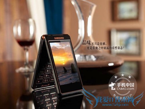 图为三星W2013 正面