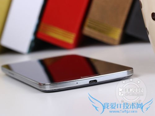 图为三星I9200 侧面