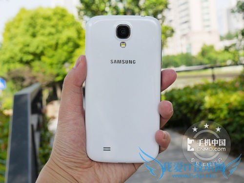 图为 三星 GALAXY S4 背面