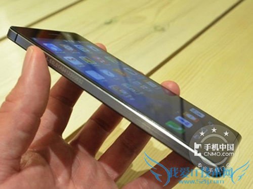 图为 华为Ascend P7 侧面