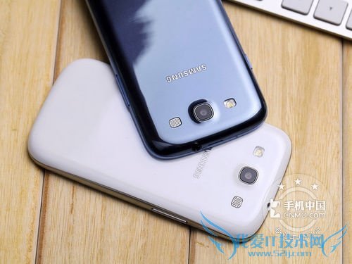 图为:三星GALAXY SIII(I9300)手机背面