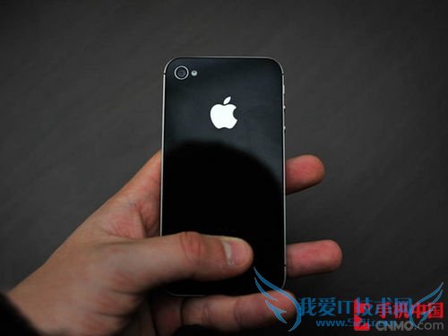 图为 苹果iPhone 4S 背面