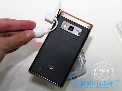 图为:三星W2014 背面