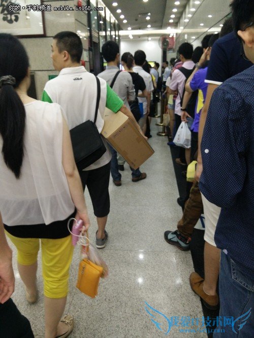 ▲笔者每日上班的等待电梯队伍(照片BY一加手机)