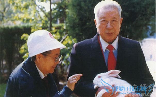 王首道简历 王首道的夫人子女 王首道简历 王首道的夫人子女