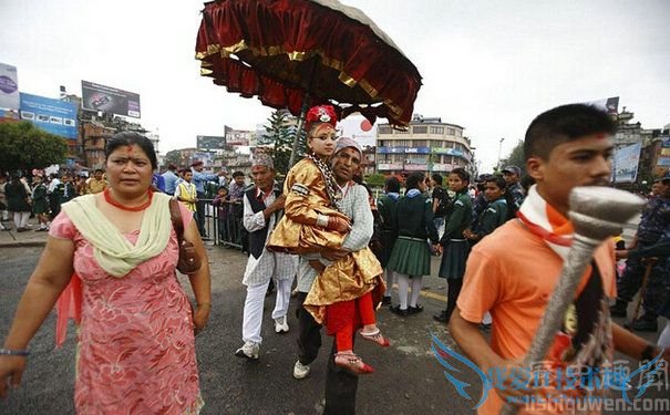 尼泊尔活女神出行 尼泊尔活女神出行