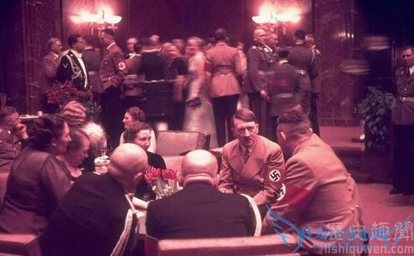 希特勒和手下的军官们.jpg 希特勒和手下的军官们.jpg