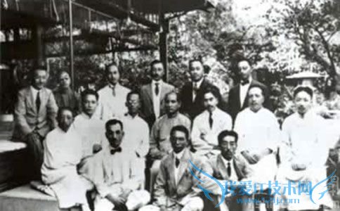 中排左起:廖仲恺、汪精卫、胡汉民、孙中山 中排左起:廖仲恺、汪精卫、胡汉民、孙中山