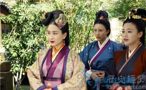 魏琰(左)剧照 魏琰(左)剧照