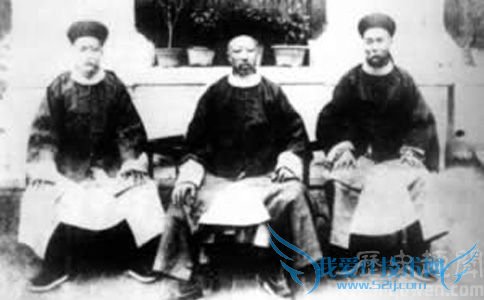 光绪皇帝生父(中)与李鸿章(右)、善庆(左)摄于天津海光寺行辕 光绪皇帝生父(中)与李鸿章(右)、善庆(左)摄于天津海光寺行辕