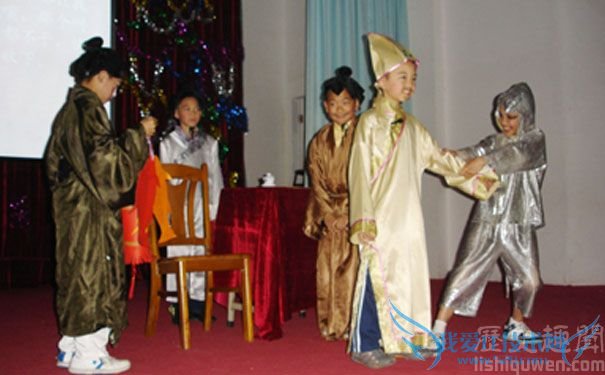 学生表演的公仪休拒鱼 学生表演的公仪休拒鱼