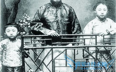 张爱玲和李鸿章是什么关系 张爱玲的晚年 张爱玲和李鸿章是什么关系 张爱玲的晚年