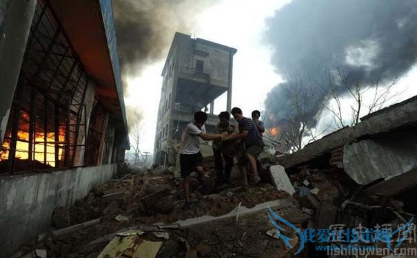 洛阳发生特大火灾施救现场 洛阳发生特大火灾施救现场