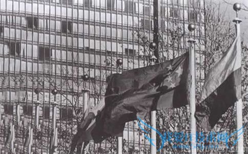 中国的国旗在纽约联合国总部大楼前升起 中国的国旗在纽约联合国总部大楼前升起