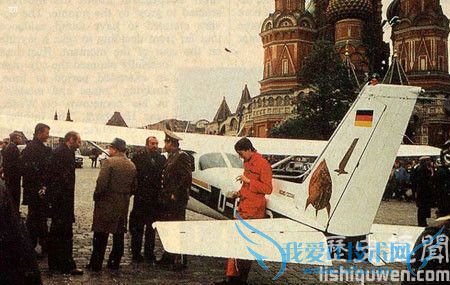 德国人鲁斯特驾机在莫斯科红场降落 德国人鲁斯特驾机在莫斯科红场降落