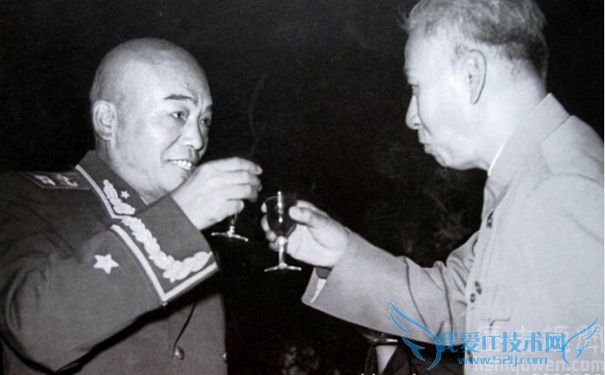 刘少奇(右)与彭德怀(左) 刘少奇(右)与彭德怀(左)