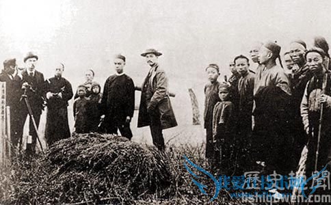 中英官员在边界树碑 中英官员在边界树碑