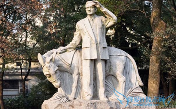 李四光的雕塑.jpg 李四光的雕塑.jpg