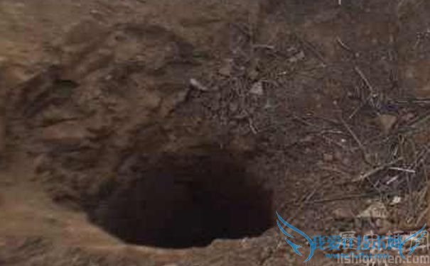 窦皇后陵墓被盗的盗洞.jpg 窦皇后陵墓被盗的盗洞.jpg