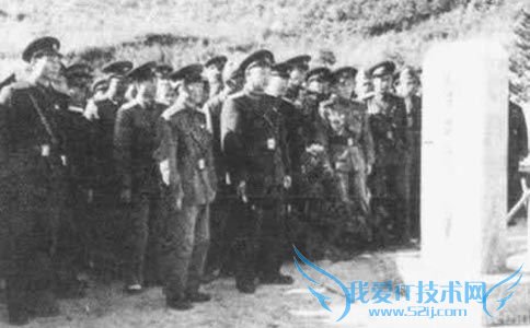 志愿军总部人员在毛岸英烈士墓前致哀 志愿军总部人员在毛岸英烈士墓前致哀