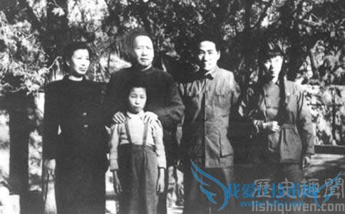 毛泽东和长子毛岸英(右2) 毛泽东和长子毛岸英(右2)