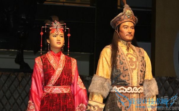 匈奴文化博物馆内的昭君和单于蜡像 匈奴文化博物馆内的昭君和单于蜡像