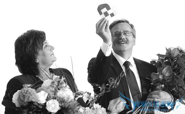 科莫罗夫斯基当选总统后,和妻子一起向支持者致意 科莫罗夫斯基当选总统后,和妻子一起向支持者致意